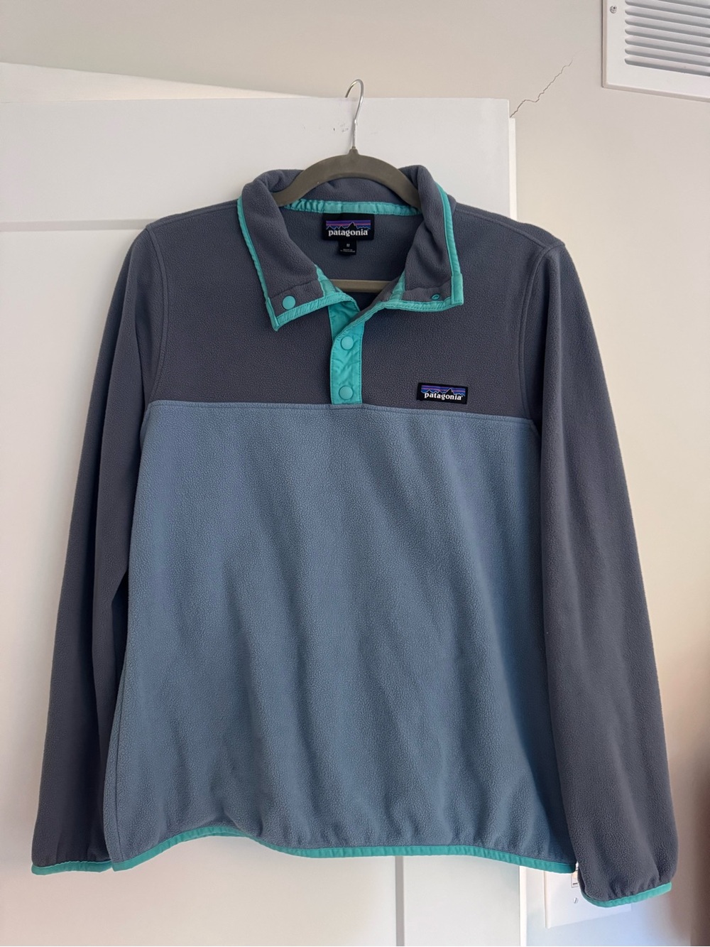 Patagonia women’s Two-Tone Fleece Pullover - Slate Gray & Light Blue